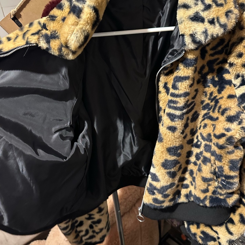 Cropped Leopard Print Faux Fur Jacket - Picture 3 of 4
